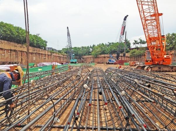 Nền móng vững chắc cho công trình thủy hải sản: Hình ảnh minh họa các cọc móng được đóng sâu xuống lòng đất, đảm bảo sự ổn định cho một khu phức hợp nuôi trồng thủy sản hiện đại.